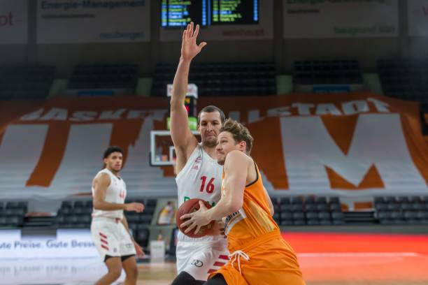 他在完成本 他在完成本